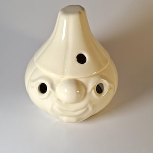 Può includere: Una tazza di ceramica bianca con manico nero e la scritta "But First, Coffee" in grassetto nero. La tazza è posta su uno sfondo sfocato. La tazza è alta circa 10 cm.