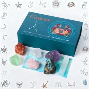 Könnte beinhalten: Eine tealfarbene Schachtel mit der Aufschrift "Cancer" und einem Sternbild-Design, die "12 Constellation Natural Healing Crystal Stones" enthält. Verschiedene farbige Kristalle sind neben der Schachtel angeordnet, darunter grüne, rosa, lila und orangefarbene Steine.