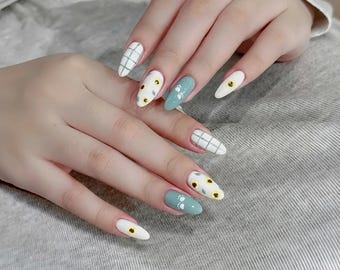 koreanische Gänseblümchen drücken auf die Nägel, minimale grüne und weiße Gel-Nail-Art mit niedlichem Katzen- und Gittermuster, weiches ästhetisches Nagel-Set