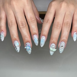 海をイメージしたブルー＆ホワイトのアクリルネイル｜3Dディテールの