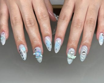 Ongles à presser bleu glacier scintillant : breloques 3D, design hivernal
