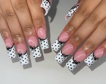 Presse pointe française à pois sur les ongles, ensemble d'ongles avec noeud noir et blanc, ongles girly peints à la main, manucure française classique mignonne