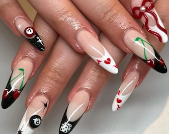 Presse sur les ongles Vegas Casino, décorations d'ongles en gelx acrylique noir blanc rouge avec cartes, dés, 8 boules, cerises, ensemble de talons aiguilles longs