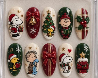 Unghie finte natalizie di Snoopy, coro natalizio dei Peanuts, unghie rosse e verdi per le feste, nail art con fiocco 3D