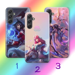Może przedstawiać: Trzy prostokątne etui na smartfony z ilustracjami postaci fantasy. Pierwsze etui przedstawia ciemnowłosą postać z niebieską kulą. Drugie etui pokazuje postać z różowymi włosami i ikoną lotosu. Trzecie etui przedstawia postać w fioletowej tonacji.