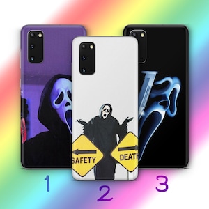 Puede incluir: Tres fundas para teléfono con diseños de terror. La primera funda es morada con una máscara blanca y un cuchillo rojo. La segunda funda es blanca con una figura con capa negra y letreros que dicen "Seguridad" y "Muerte". La tercera funda es negra con una cara de fantasma azul.