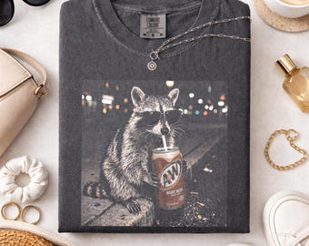 Camiseta con estampado de mapache genial, camiseta divertida para amantes de los animales, camiseta vintage de bebida energética de mapache, camiseta con meme divertido, camisetas retro de A&W Root Beer con mapache.