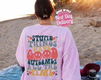 Camiseta y sudadera con capucha de Outer Banks: "Las cosas estúpidas tienen buenos resultados"