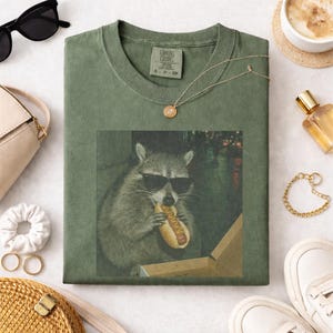 Camiseta Comfort Colors con estampado de mapache comiendo un perrito caliente, camiseta divertida con meme de animales. imagen 2