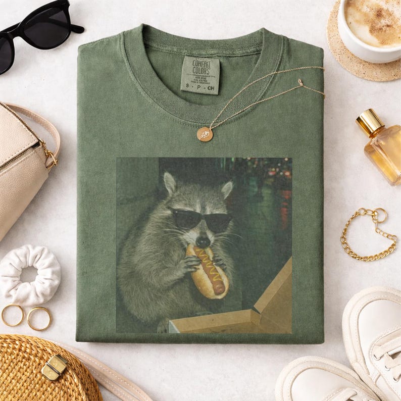 Camiseta Comfort Colors con estampado de mapache comiendo un perrito caliente, camiseta divertida con meme de animales. imagen 2