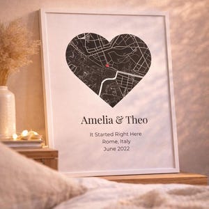 Könnte beinhalten: Gerahmter Druck mit einer herzförmigen Stadtkarte, markiert mit einem roten Punkt. Der Druck zeigt die Namen "Amelia & Theo" und den Text "It Started Right Here, Rome, Italy, June 2022."