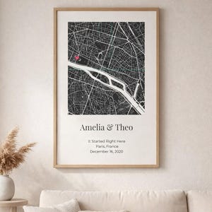 Könnte beinhalten: Ein gerahmter Schwarz-Weiß-Kartendruck mit einem roten Herzen, das einen Ort in Paris, Frankreich, markiert. Der Druck enthält die Namen "Amelia & Theo" und den Text "It Started Right Here, Paris, France, December 16, 2020."