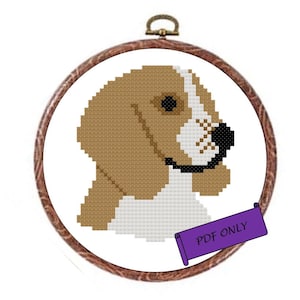 Puede incluir: Un patrón de punto de cruz de la cabeza de un perro en un aro de bordado de madera. El perro es marrón y blanco, con nariz y ojos negros. Un pergamino morado con el texto "PDF ONLY" está adjunto.