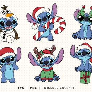 Może przedstawiać: Kolekcja sześciu ilustracji kreskówkowych Stitcha, niebieskiego kosmity, w różnych świątecznych strojach. Jeden jest przebrany za Olafa, inny trzyma laskę cukrową, a inni noszą czapki Świętego Mikołaja lub rogi renifera. Tekst "SVG | PNG | WISE DESIGN CRAFT" znajduje się na dole.