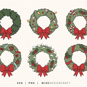 Può includere: Un set di sei ghirlande natalizie verdi circolari con fiocchi rossi. I disegni includono fogliame semplice, luci, bastoncini di zucchero, pigne con nastri, agrifoglio innevato e palline. Il testo SVG | PNG | WISEDESIGNCRAFT è in basso.