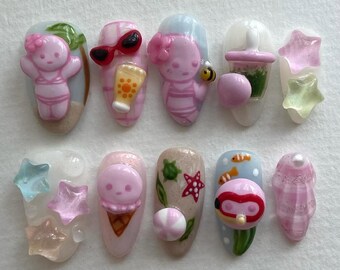 Peut inclure: Dix faux ongles décorés sur le thème de l'été. Les ongles présentent des couleurs roses et blanches, avec divers ornements tels qu'une scène de plage, des lunettes de soleil, de la crème solaire, une abeille, une boisson, des étoiles, une glace, une étoile de mer, un masque de plongée et un coquillage.