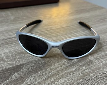 KKKNM オークリー ミニッツoakley minute 1.0シルバー Oakley Minute 1.0 – Sleek Silver Wraparound Sunglasses With Black