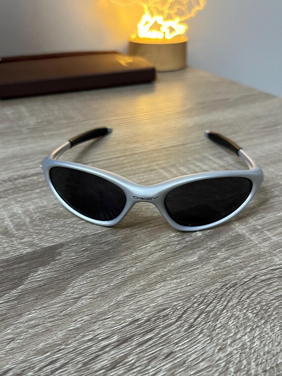 Oakley Minute 1.0 – Sleek Silver Wraparound Sunglasses With Black