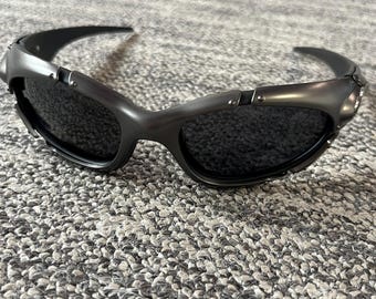 オークリー プレート レトロサングラス – 大胆なY2Kデザイン、ブラック