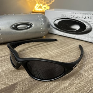 オークリー ミニッツ 1.0：マットブラック Y2K ラップサングラス
