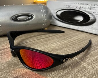 Oakley Minute 1.0:matte Black Y2K Wrap Sunglasses With Red Lenses