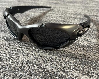 オークリー プレート レトロサングラス – 大胆なY2Kデザイン、ブラック