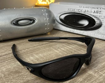 オークリー ミニッツ 1.0：マットブラック Y2K ラップサングラス