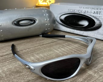 Oakley Minute 1.0 – Sleek Silver Wraparound Sunglasses With Black