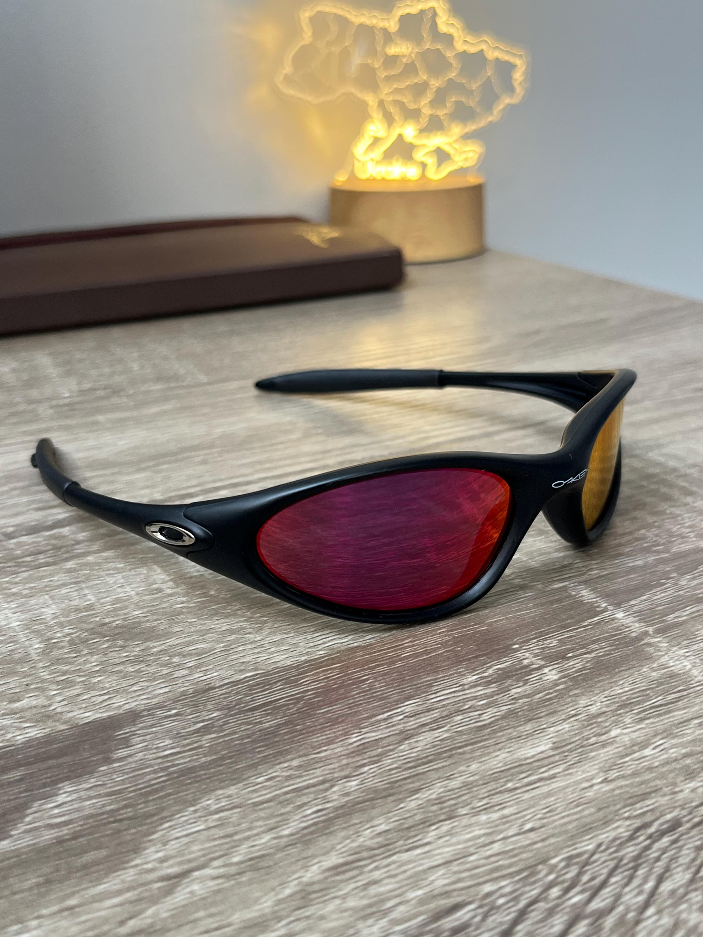 タイムセール中 希少 Oakley MINUTE サングラス Oakley Minute 1.0：マットブラックY2Kラップサングラス – レッド