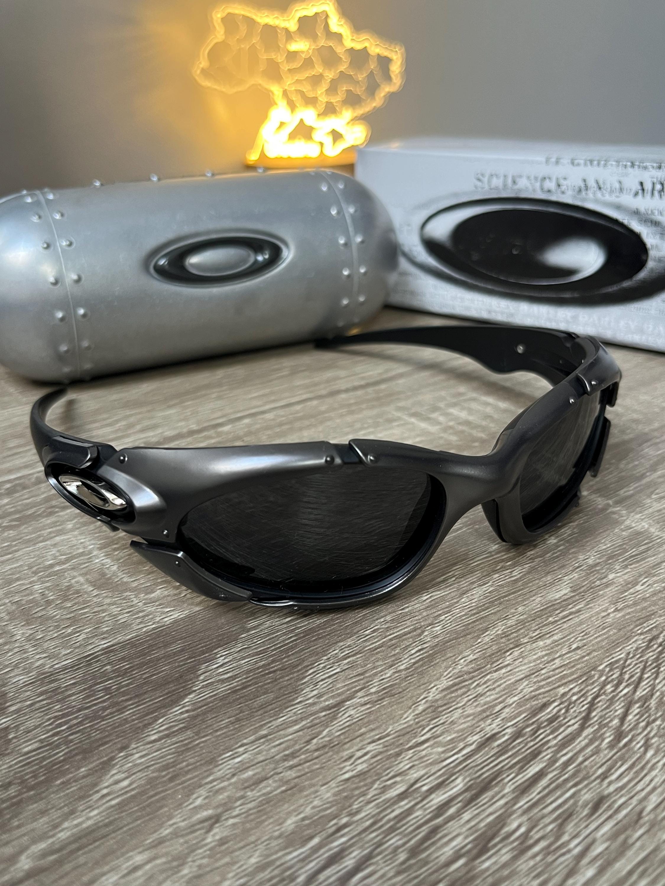 Oakley Plate Stealth Grey Sunglasses – Rare Y2K Wraparound Icon W