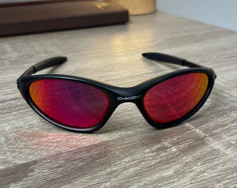 Oakley Minute 1.0：マットブラックY2Kラップサングラス – レッド