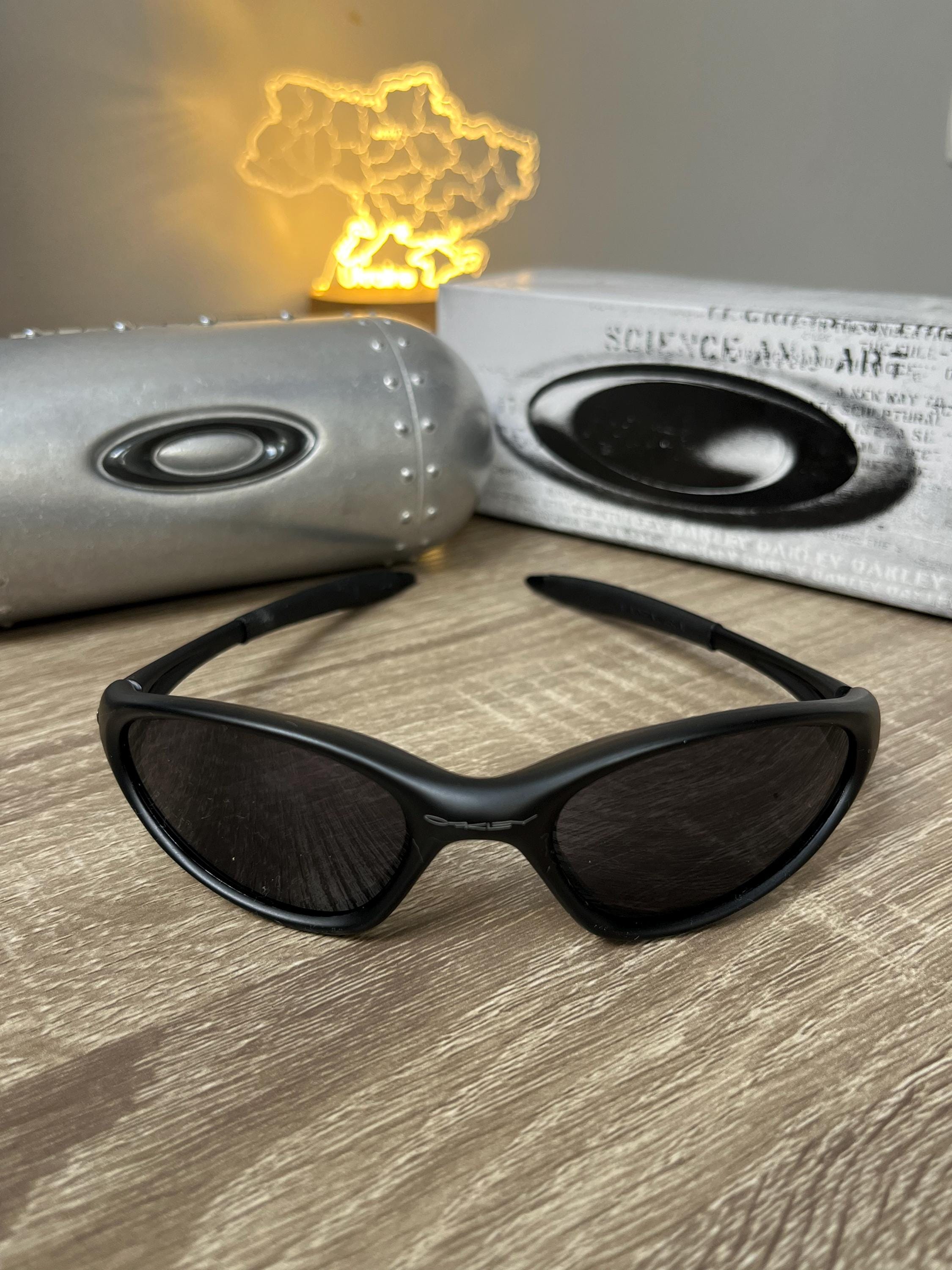 オークリー ミニッツ 1.0：マットブラック Y2K ラップサングラス