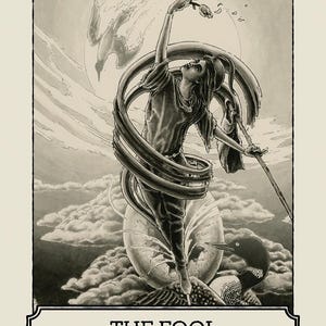 Op de afbeelding: Zwart-wit illustratie van een tarotkaart "De Dwaas". Een figuur met opgeheven armen, omringd door wervelende lijnen, staat op een wereldbol. Een vogel vliegt op de achtergrond. De kaart is bovenaan omlijst met het nummer "0".