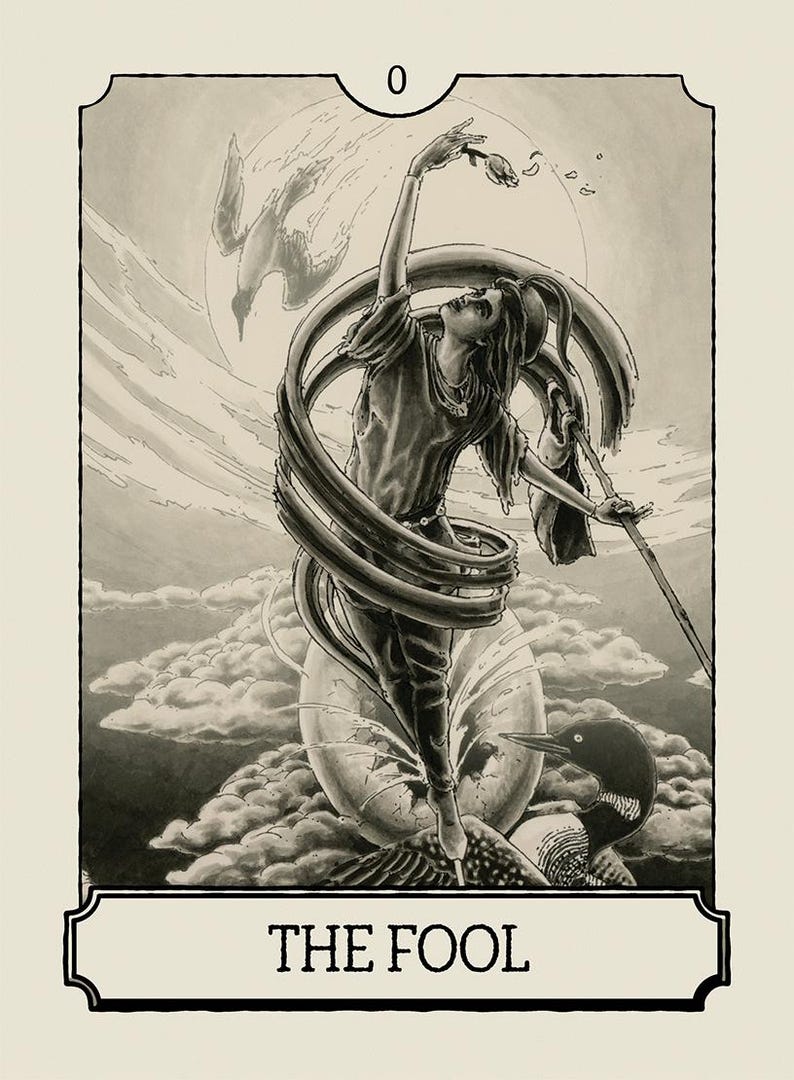 Op de afbeelding: Zwart-wit illustratie van een tarotkaart "De Dwaas". Een figuur met opgeheven armen, omringd door wervelende lijnen, staat op een wereldbol. Een vogel vliegt op de achtergrond. De kaart is bovenaan omlijst met het nummer "0".