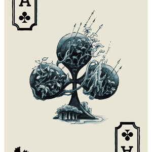 Op de afbeelding: Speelkaart Aas van Klaveren met een unieke illustratie. De kaart toont een gestileerd klaversymbool met een donker, gedetailleerd ontwerp van een boomachtige structuur met pijlen en bladeren. De hoeken van de kaart tonen de letter "A" en het klaversymbool.