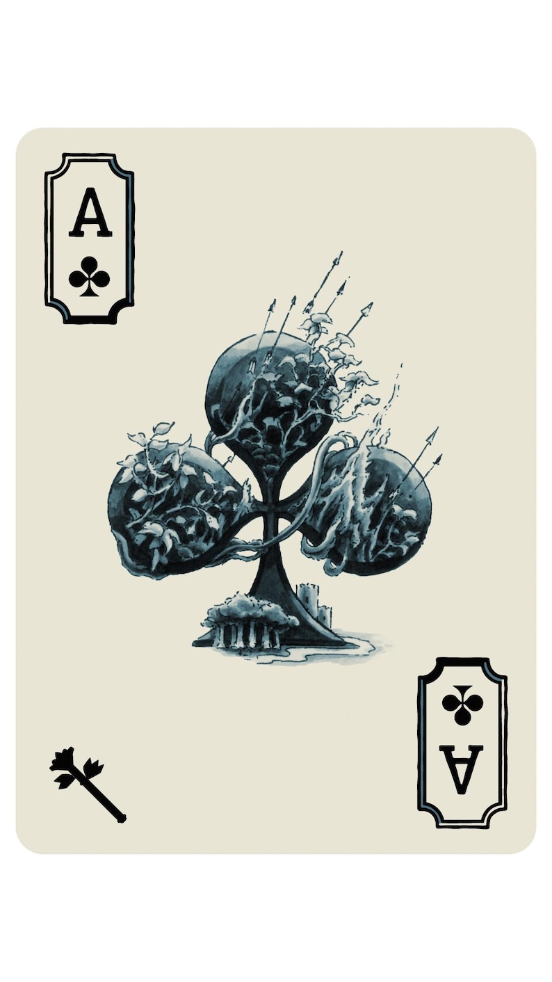 Op de afbeelding: Speelkaart Aas van Klaveren met een unieke illustratie. De kaart toont een gestileerd klaversymbool met een donker, gedetailleerd ontwerp van een boomachtige structuur met pijlen en bladeren. De hoeken van de kaart tonen de letter "A" en het klaversymbool.
