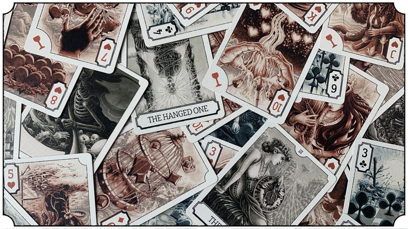 Op de afbeelding: Een verzameling tarotkaarten met gedetailleerde illustraties in sepiatinten. De kaarten tonen verschillende kleuren, getallen en titels zoals "The Hanged One". De kunstwerken omvatten figuren, symbolen en sc&egrave;nes, met rode kleursymbolen.