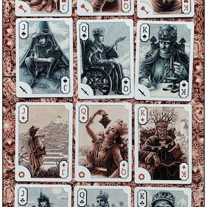 Op de afbeelding: Een kaartspel met sepia-getinte illustraties. Elke kaart heeft een uniek ontwerp van figuren in sierlijke kleding, met duidelijk gemarkeerde kleuren en plaatjes. De achtergrond is een patroon van roodbruin.