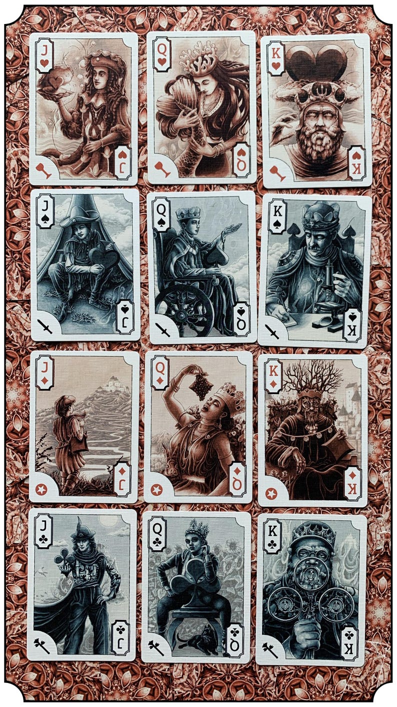 Op de afbeelding: Een kaartspel met sepia-getinte illustraties. Elke kaart heeft een uniek ontwerp van figuren in sierlijke kleding, met duidelijk gemarkeerde kleuren en plaatjes. De achtergrond is een patroon van roodbruin.