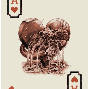 Op de afbeelding: Speelkaart met de Harten Aas. De kaart toont een sepia-getinte illustratie van een fontein met water dat uit een hartvormige structuur stroomt. De hoeken van de kaart tonen het Aas-symbool en een hart.