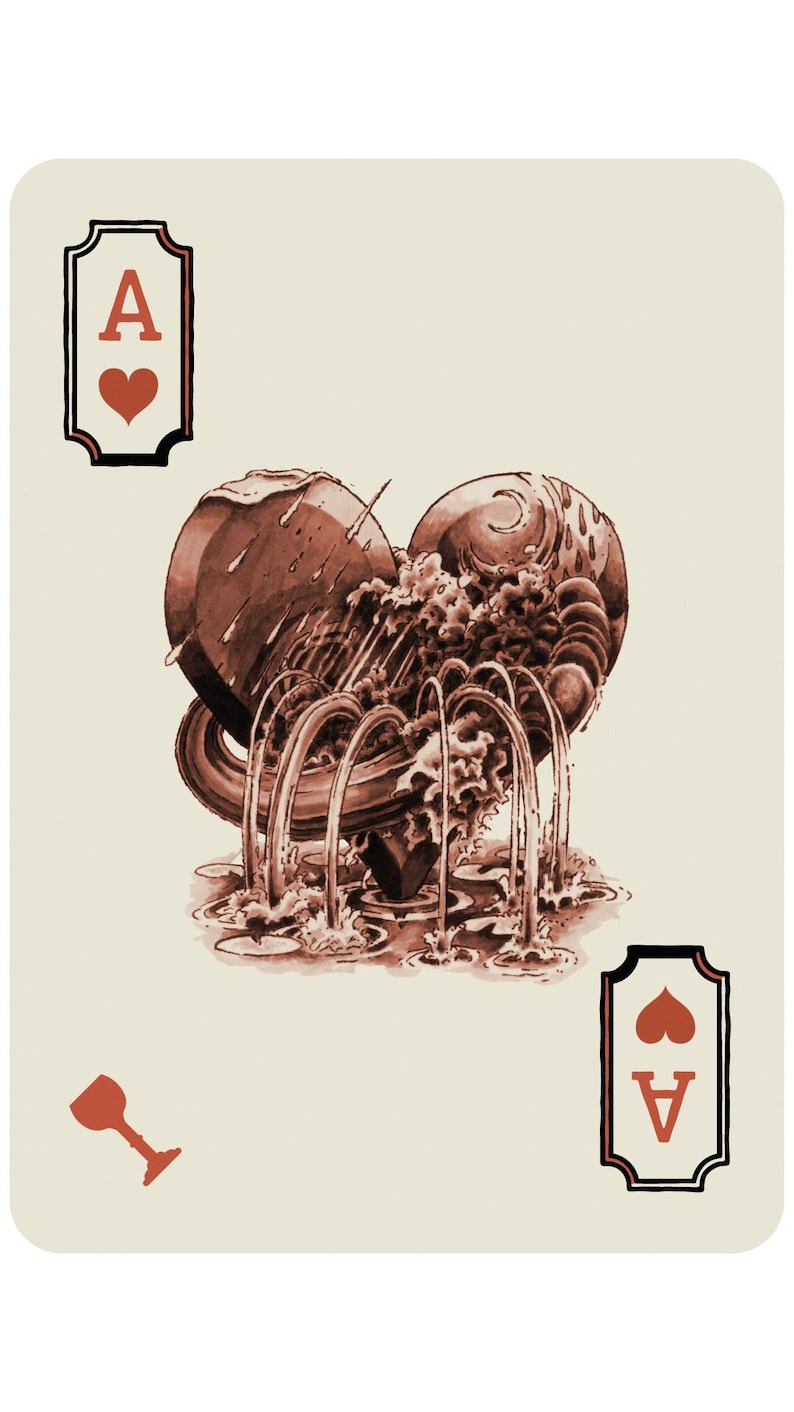 Op de afbeelding: Speelkaart met de Harten Aas. De kaart toont een sepia-getinte illustratie van een fontein met water dat uit een hartvormige structuur stroomt. De hoeken van de kaart tonen het Aas-symbool en een hart.