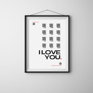 Könnte beinhalten: Ein gerahmter Kunstdruck mit weißem Hintergrund und schwarzem Text mit der Aufschrift „I LOVE YOU“. Der Druck enthält QR-Codes und die Monate des Jahres. Der Rahmen ist schwarz und der Druck hängt an einer weißen Wand.