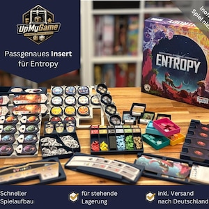 Puede incluir: Un organizador de juegos de mesa impreso en 3D para el juego Entropy, que incluye varias bandejas de plástico gris y negro, compartimentos para fichas y cartas, y una caja de juego colorida con el título Entropy a la derecha.