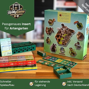 Könnte beinhalten: Ein Brettspielkarton mit einer Giraffenillustration, betitelt "Arten Garten". Das Bild zeigt Spielteile, grüne Aufbewahrungsschalen und den Text "UpMyGame" und "Passgenaues Insert für Artengarten."