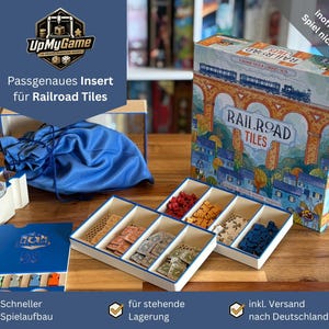 Puede incluir: Un organizador de juegos de mesa para Railroad Tiles. La imagen muestra una caja azul con el título del juego, una bolsa azul con cordón y varias bandejas blancas llenas de piezas del juego. El texto "Passgenaues Insert für Railroad Tiles" es visible.