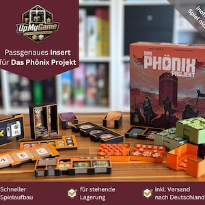 Peut inclure: Un ensemble d'organisateurs de jeux et une boîte de jeu. La boîte est intitulée "Das Phönix Projekt" avec une illustration de scène de désert. Les organisateurs sont de différentes couleurs, dont l'orange, le vert et le noir, et sont conçus pour tenir dans la boîte de jeu.