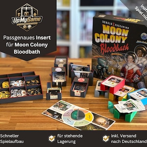 Può includere: Un inserto per il gioco da tavolo "Moon Colony Bloodbath" con vari scomparti e scatole. La scatola del gioco è visibile, con astronauti e un tema fantascientifico. L'inserto è progettato per organizzare i componenti del gioco.