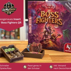 Könnte beinhalten: Eine Spielbox mit dem Titel "BOSS FIGHTERS QR" mit passendem Einsatz. Das Box-Art zeigt Fantasy-Charaktere. Der Einsatz ist in Fächer für Spielsteine unterteilt. Der Text "UpMyGame" ist sichtbar.
