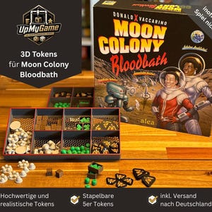 Può includere: Un vassoio organizer per giochi da tavolo contenente vari gettoni 3D per il gioco Moon Colony Bloodbath. Il vassoio presenta diversi scomparti riempiti con gettoni bianchi, marroni e verdi, insieme a marcatori triangolari neri con testo oro.
