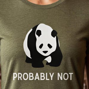 Könnte beinhalten: Olivgrünes T-Shirt mit einem schwarz-weißen Panda-Bären-Motiv. Der Text "PROBABLY NOT" ist in Weiß unter dem Panda aufgedruckt. Das T-Shirt hat einen Rundhalsausschnitt und kurze Ärmel.